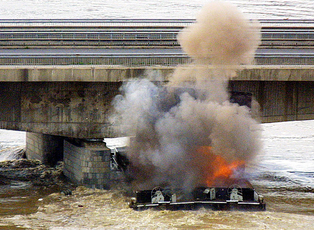 Výbuch utrené lodi v Dín.