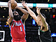 James Harden (vlevo) z Philadelphie stl pes brncho Malcolma Brogdona z...