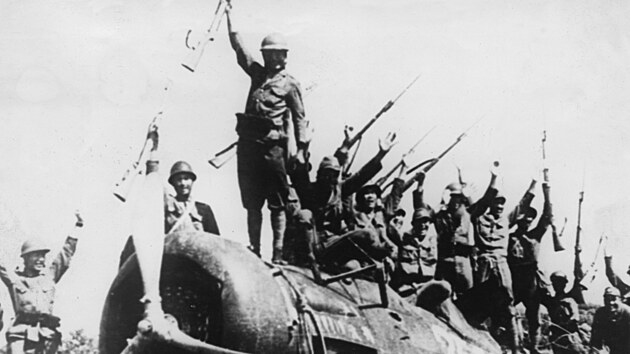 Japont vojci na troskch sestelenho nskho letadla v anghaji (1937)