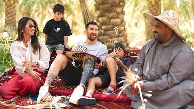 Lionel Messi s rodinou na nvtv Sadsk Arbie.