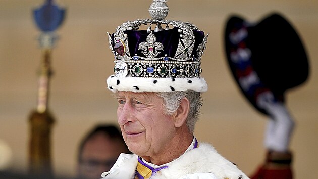 Britsk krl Karel III. pijm krlovsk pozdrav od pslunk armdy v zahradch Buckingham palce po korunovaci v Londn. (6. kvtna 2023)