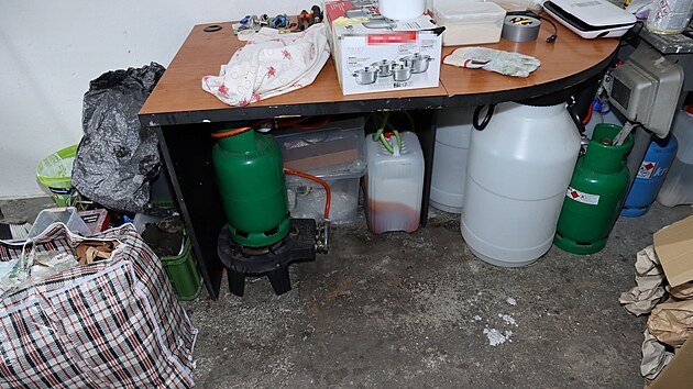 Při prohlídkách policisté zajistili 400 gramů pervitinu, 400 gramů efedrinu, čtyři a půl tisíce tablet obsahující pseudoefedrin a další kilo již vyloupaných tablet obsahující pseudoefedrin.