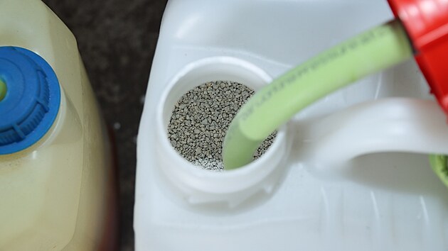 Při prohlídkách policisté zajistili 400 gramů pervitinu, 400 gramů efedrinu, čtyři a půl tisíce tablet obsahující pseudoefedrin a další kilo již vyloupaných tablet obsahující pseudoefedrin.