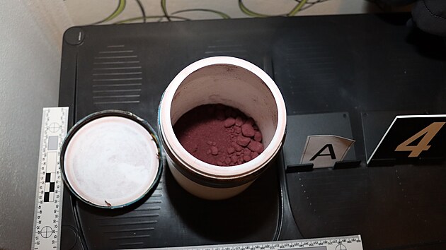 Při prohlídkách policisté zajistili 400 gramů pervitinu, 400 gramů efedrinu, čtyři a půl tisíce tablet obsahující pseudoefedrin a další kilo již vyloupaných tablet obsahující pseudoefedrin.