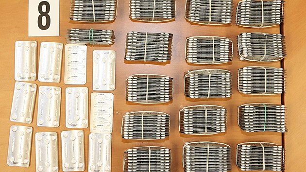 Při prohlídkách policisté zajistili 400 gramů pervitinu, 400 gramů efedrinu, čtyři a půl tisíce tablet obsahující pseudoefedrin a další kilo již vyloupaných tablet obsahující pseudoefedrin.