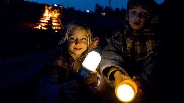 Pálení čarodějnic na Libušíně předcházela rekonstrukce dobové bitvy. (30. dubna 2023)