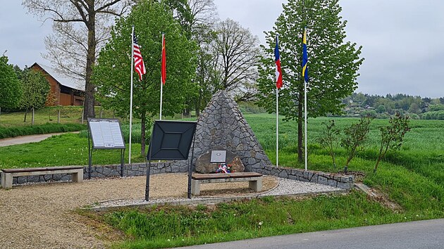 Vandal strhl českou a sovětskou vlajkou u památníku setkání spojeneckých armád u hřebčince. Nyní už tam obě opět visí.