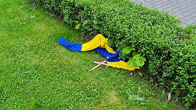 Před základní školou T. G. Masaryka v Písku někdo strhl městskou vlajku a zahodil ji opodál.