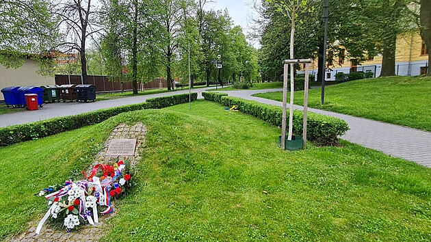 Před základní školou T. G. Masaryka v Písku někdo strhl městskou vlajku a zahodil ji opodál.