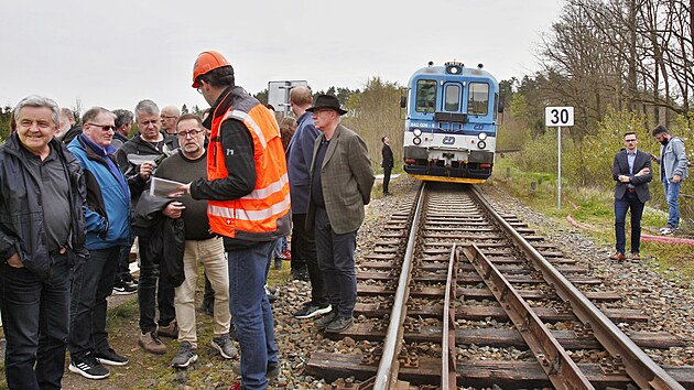 Stavbu si prohlédli politici i novináři.