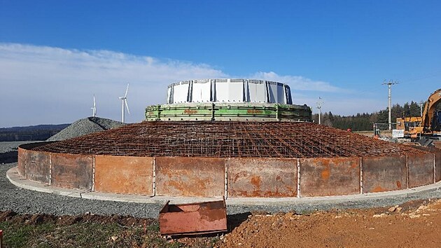 Betonáž základů nové větrné elektrárny