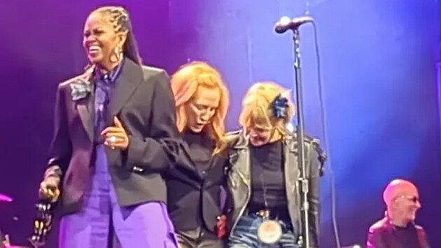 Michelle Obamov, Patti Scialfov a Kate Capshawov vystoupily spolen na pdiu pi koncertu Bruce Springsteena (Barcelona, 28. dubna 2023)