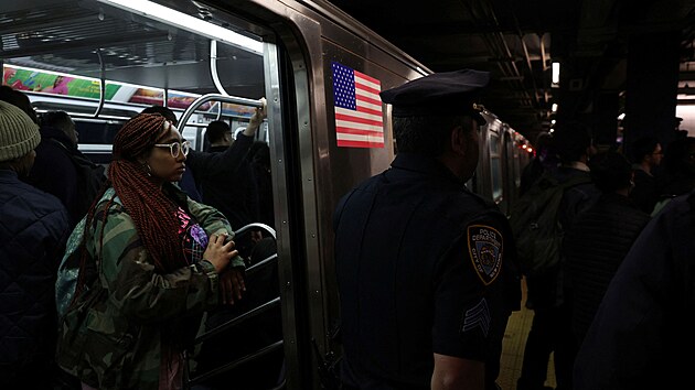 Ve stedu odpoledne se ve stanici metra v New Yorku, kde Neely zemel, sela skupina protestujcch. (3. kvtna 2023)