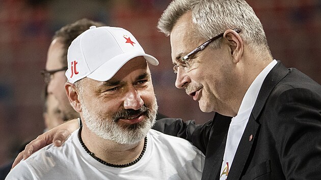 Slávistický trenér Jindřich Trpišovský si po vítězství ve finále poháru povídá... Slávistický trenér Jindřich Trpišovský si po vítězství ve finále poháru povídá...