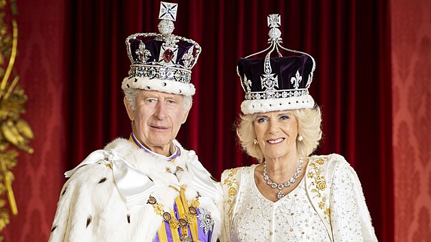 Britsk krl Karel III. a krlovna Camilla na oficilnm portrtu po korunovaci (Londn, 6. kvtna 2023)