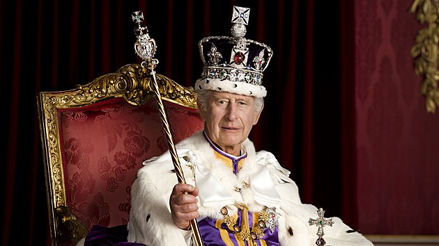 Britsk krl Karel III. na oficilnm portrtu po korunovaci (Londn, 6. kvtna 2023)