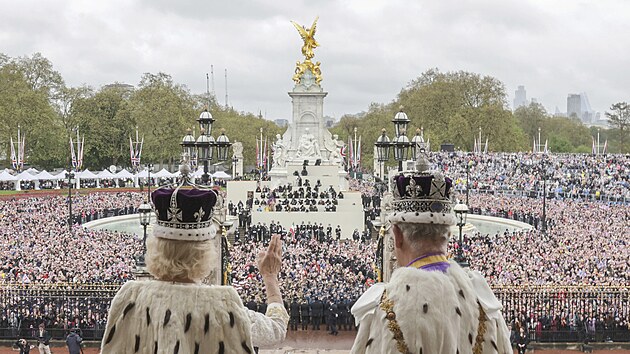 Krlovna Camilla a krl Karel III. na balkonu Buckinghamskho palce v den korunovace (Londn, 6. kvtna 2023)