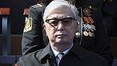 Prezident Kazachstánu Kassym-omart Tokajev sleduje vojenskou pehlídku v...
