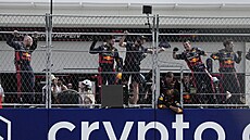 Mechanici a dalí lenové Red Bullu oslavují vítzství Maxe Verstappena ve...