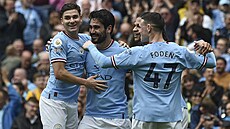 Fotbalisté Manchesteru City oslavují gól Ilkaye Gundogana (druhý zleva).