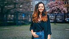 Vystudovala marketing v Anglii, jemuž se věnuje v malé firmě, ale přivydělává... Vystudovala marketing v Anglii, jemuž se věnuje v malé firmě, ale přivydělává...