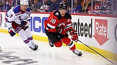 Ondej Palát (vpravo) z New Jersey uniká Niko Mikkolovi z New York Rangers.