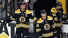 Patrice Bergeron (37), Garnet Hathaway (21) a Tomá Nosek (92) smutní po...