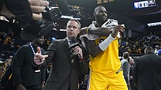 LeBron James z Los Angeles Lakers usmvavý po výhe v hale Golden State Warriors