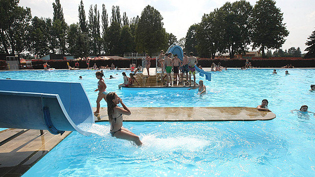 Pohled na bazén a atrakce v areálu Mstského koupalit v Uniov