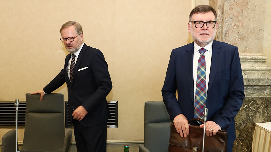 Premiér Petr Fiala a ministr financí Zbynk Stanjura ped jednáním tripartity...