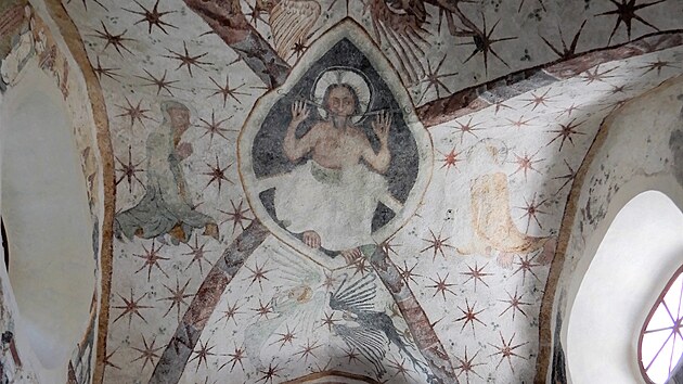 Kostel svatého Kříže v Javorníku na Jesenicku pochází z roku 1260. Vzácné malby přežily do současnosti tak, že zůstaly skryté pod silnou vrstvou omítky.