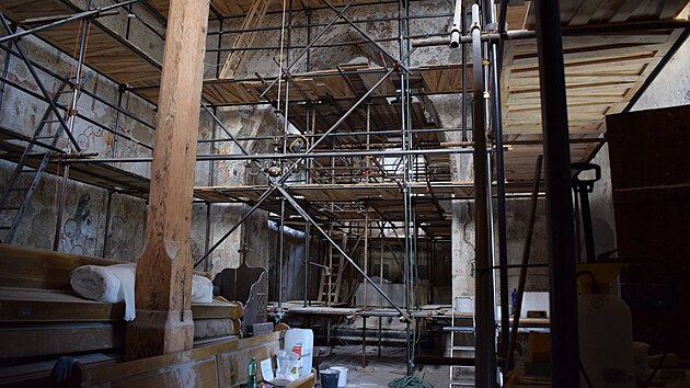 Zrestaurováním umělecky velmi kvalitních středověkých a částečně i renesančních nástěnných maleb vyvrcholila dlouholetá obnova hřbitovního kostela sv. Kříže v Javorníku.