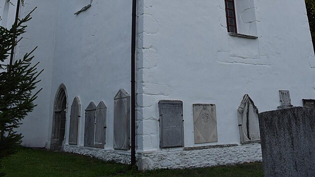 Zrestaurováním umělecky velmi kvalitních středověkých a částečně i renesančních nástěnných maleb vyvrcholila dlouholetá obnova hřbitovního kostela sv. Kříže v Javorníku.