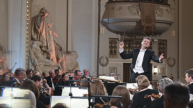 Orchestr Velsk nrodn opery s dirigentem Tomem Hanusem pi proveden Smetanovy M vlasti na Praskm jaru 2023