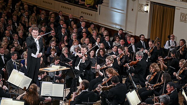 Orchestr Velsk nrodn opery s dirigentem Tomem Hanusem pi proveden Smetanovy M vlasti na Praskm jaru 2023