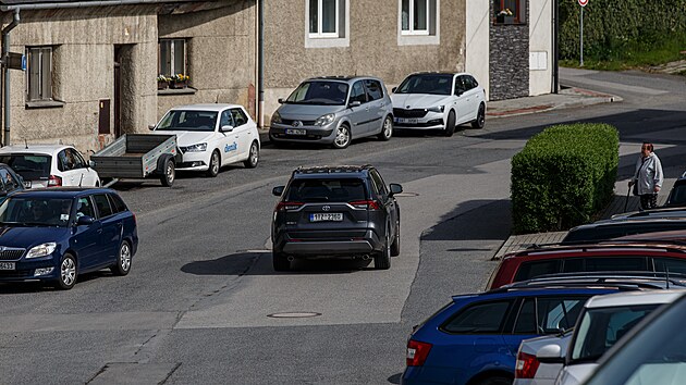 Při propouštění vítkovských žhářů z věznice v Mírově hasičské auto zablokovalo výhled. Na fotografii obhájce žhářů Ladislav Myšák odjíždí z místa ve svém autě. (16. května 2023)