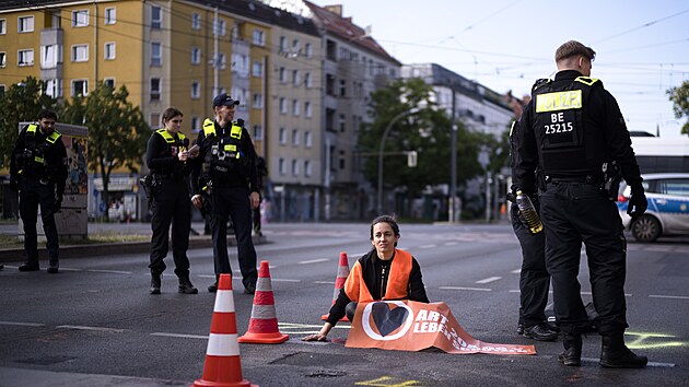Aktivist z klimatick skupiny Letzte Generation (Posledn generace) se znovu pilepili na silnici v Berln. (19. kvtna 2023)