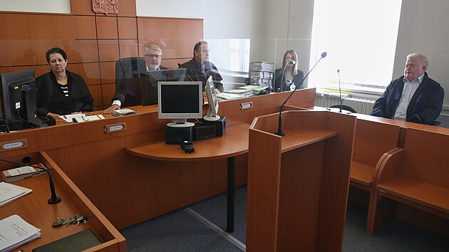 Jednací síň šumperského okresního soudu při řízení s dvojicí takzvaných vítkovských žhářů. Uprostřed senátu soudce Lubomír Kozák, úplně vpravo obhájce Ladislav Myšák. (11. května 2023)