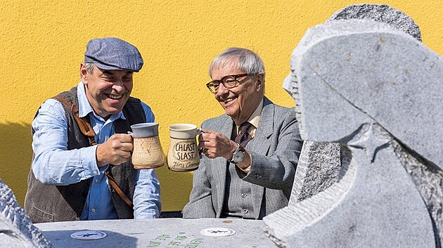 Miloň Čepelka (vpravo) byl před necel&yacute;mi třemi roky u odhalen&iacute; souso&scaron;&iacute; ve Svat&eacute;m Kř&iacute;ži. Nyn&iacute; se na m&iacute;sto vr&aacute;til s Miroslavem T&aacute;borsk&yacute;m.