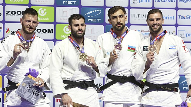 Medailist z kategorie do 100 kg. Zleva stbrn Luk Krplek, vtzn Rus Arman Adamjan a bronzov duo Zelym Kocojev z zerbjdnu a Peter Paltchik z Izraele.