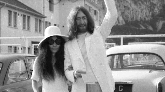 Model, kter pro svatbu s Johnem Lennonem zvolila Yoko Ono, byl vlastn pln obyejn, pesto nabyl tm kultovn status. Skldal se z jednoduchch letnch at, slamku, velkch slunench brl, vysokch ponoek a tenisek. Stejn skromn byl i samotn obad, kter se odehrl roku 1969 na Gibraltaru v kanceli britskho konzultu a trval pouhch deset minut. Pot se novomanel vydali na lbnky do Amsterdamu, kde sedm dn v hotelov posteli orodovali za svtov mr.