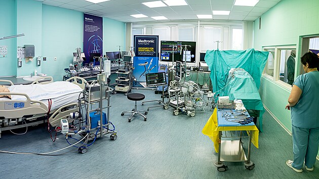Lkask fakulta v Hradci Krlov otevela Simulan centrum pro mimotln obh a terapii ECMO. Technika poslou pi dokolovn kardiolog a vuku medik.