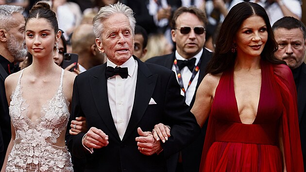 Carys Zeta Douglasov&aacute;, Michael Douglas a Catherine Zeta-Jonesov&aacute; (Cannes, 16. května 2023)