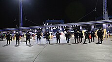 O půlnoci USA otevřely hranici s Mexikem. O půlnoci USA otevřely hranici s Mexikem.