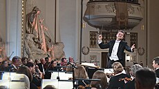Orchestr Velské národní opery s dirigentem Tomáem Hanusem pi provedení...