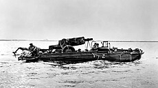 DUKW při přepravě 105mm houfnice, palbu bylo možné vést i během plavby. DUKW při přepravě 105mm houfnice, palbu bylo možné vést i během plavby.