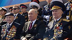 Ruský prezident Vladimir Putin bhem vojenské pehlídky v Moskv k výroí...