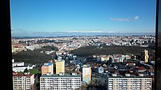 Ze 17. patra jedné z kanceláských budov na Brumlovce vidíte daleko.