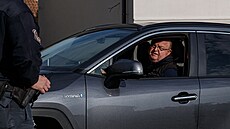 Novináři ani jednoho z propuštěných žhářů nezahlédli, před vchod mírovské... Novináři ani jednoho z propuštěných žhářů nezahlédli, před vchod mírovské...