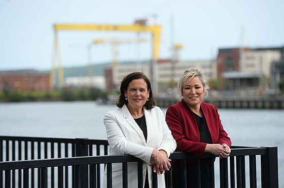 Pedsedkyn Sinn Féin Mary Lou McDonaldová (vlevo) a místopedsedkyn Michelle...